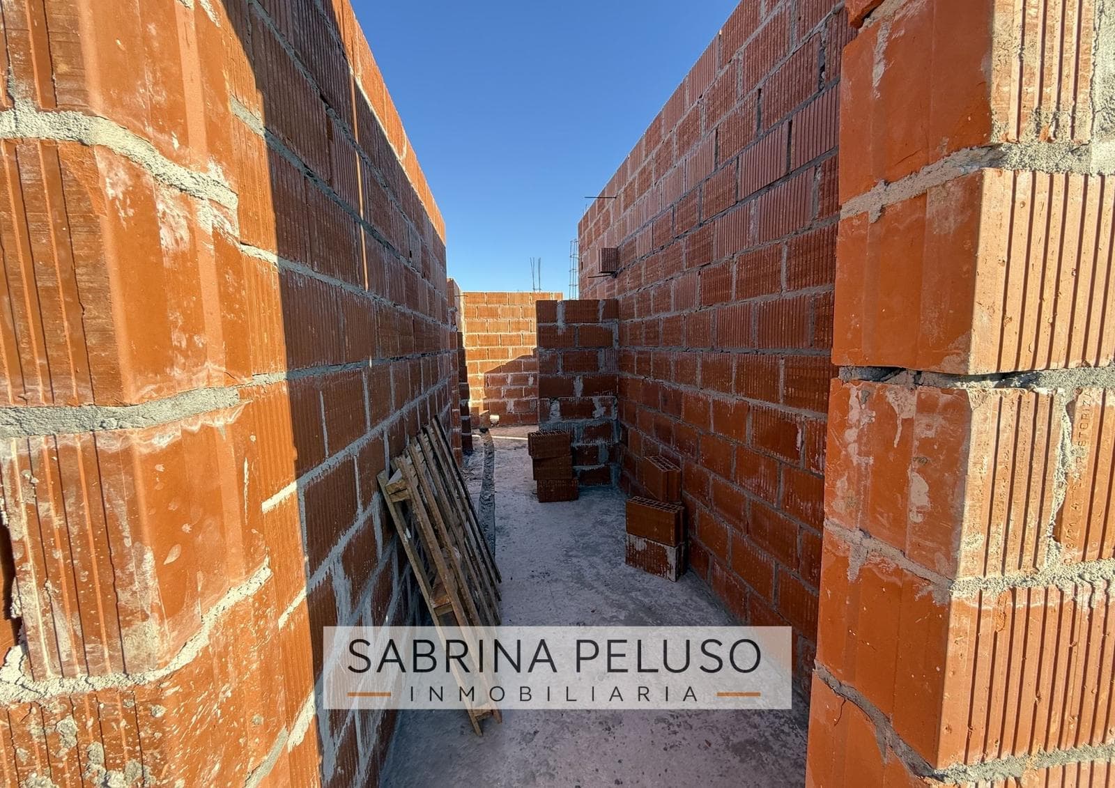 House under construction · Financed · Prados del Oeste II gated community · Moreno