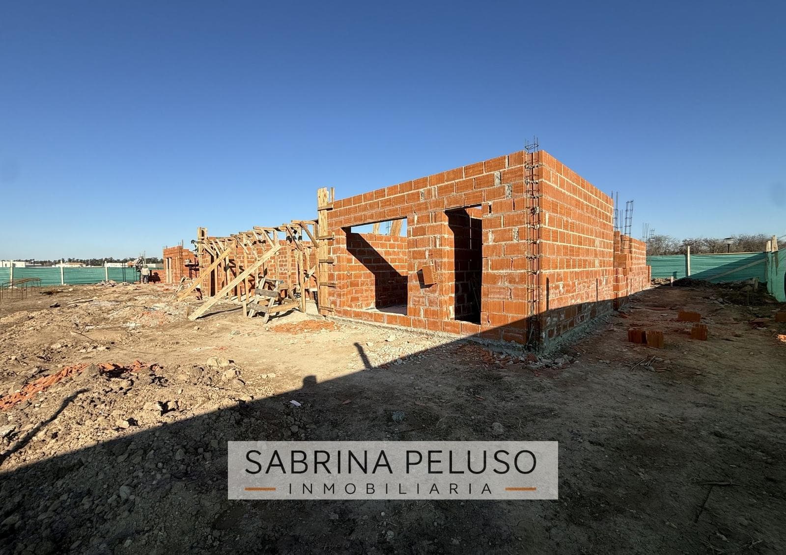 House under construction · Financed · Prados del Oeste II gated community · Moreno