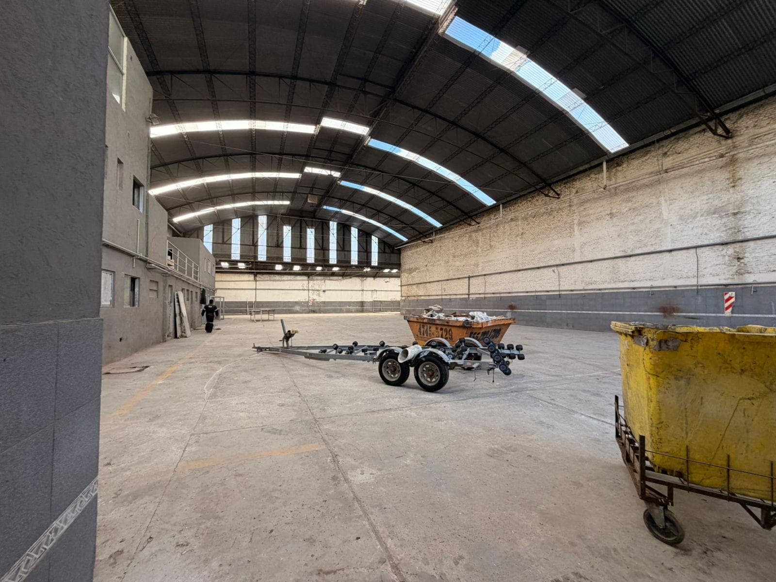 Warehouse in a mixed-use industrial zone for sale and rent