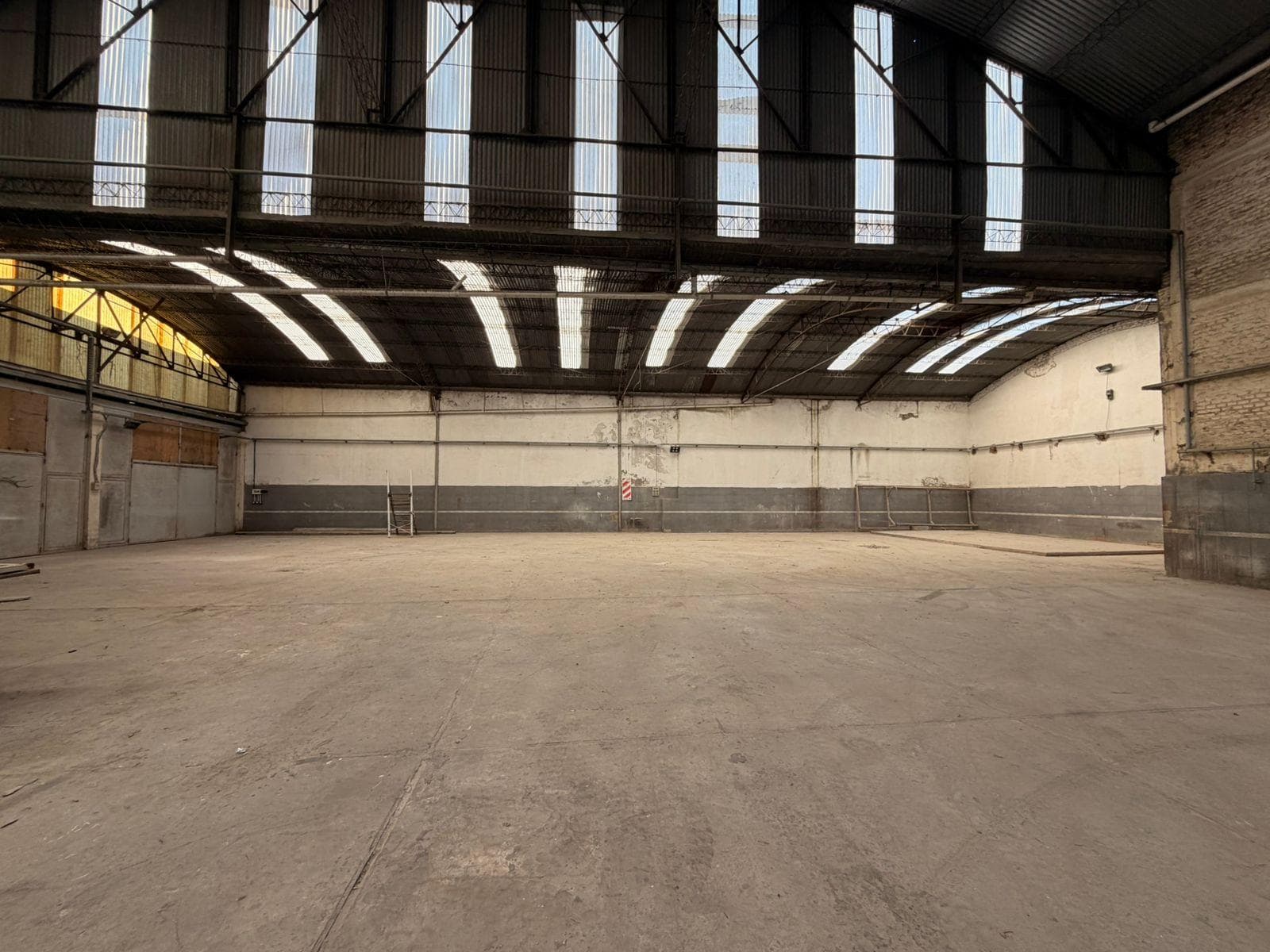 Warehouse in a mixed-use industrial zone for sale and rent