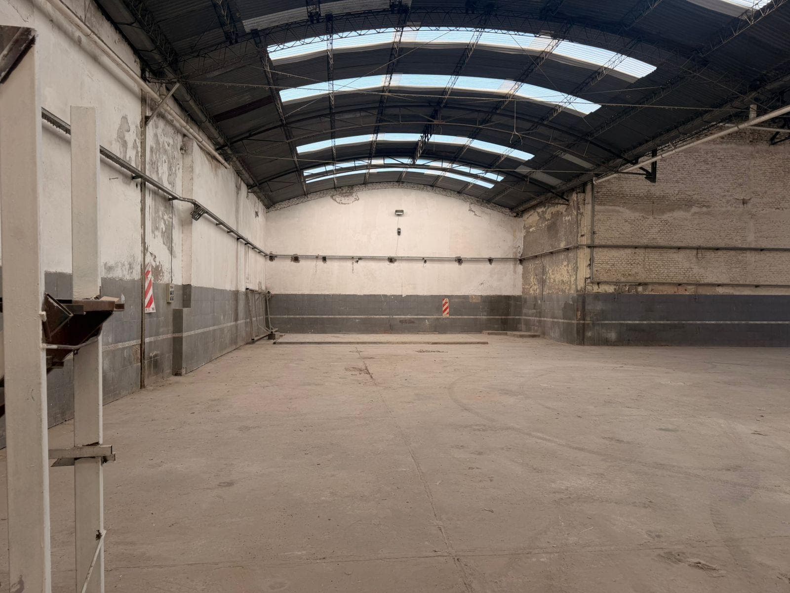 Warehouse in a mixed-use industrial zone for sale and rent