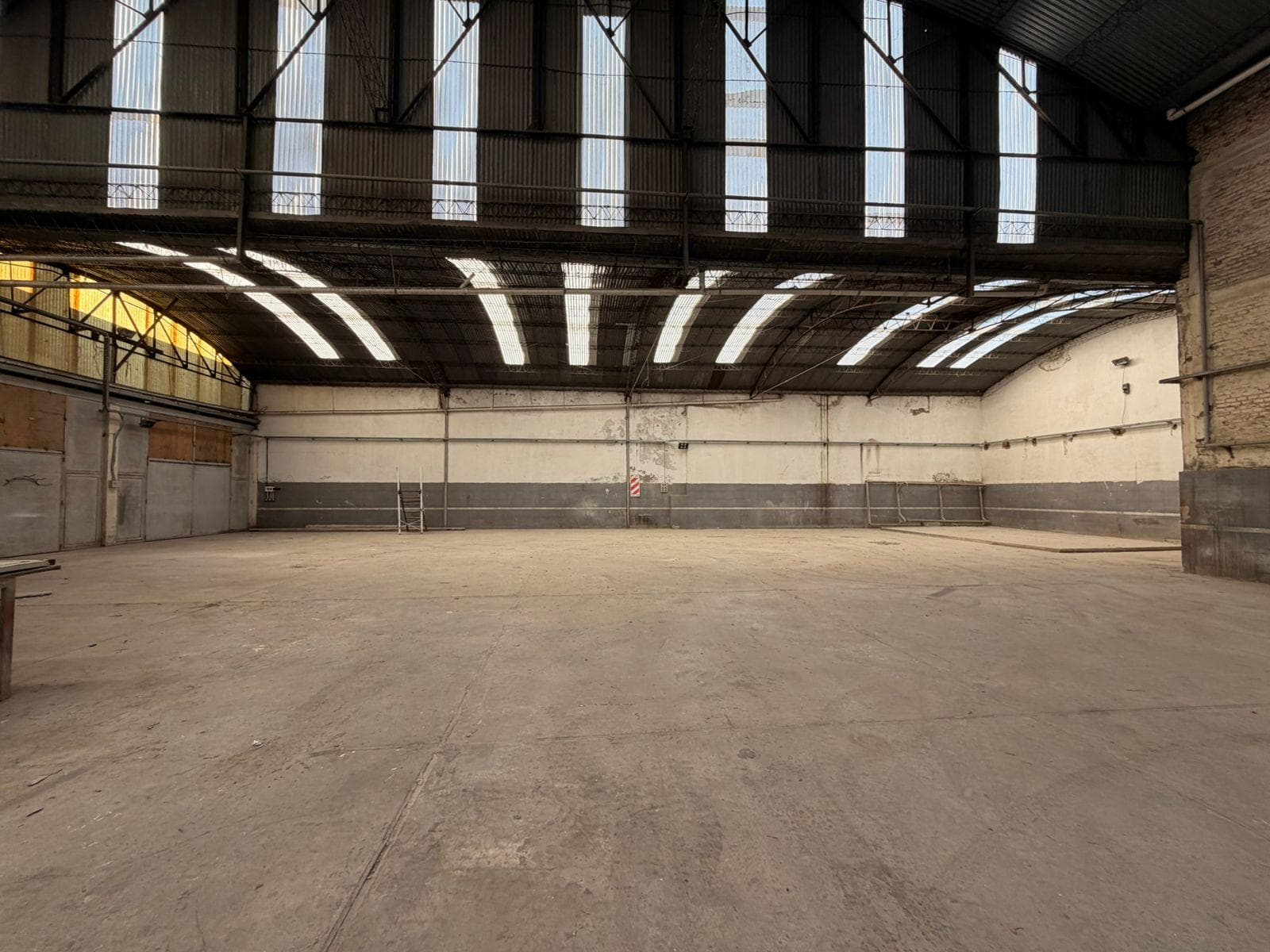Warehouse in a mixed-use industrial zone for sale and rent