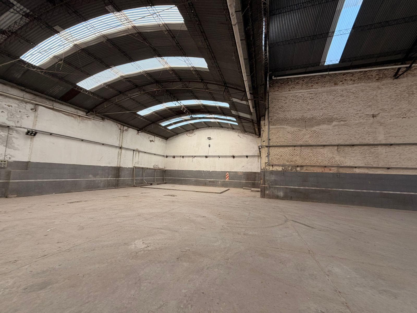 Warehouse in a mixed-use industrial zone for sale and rent