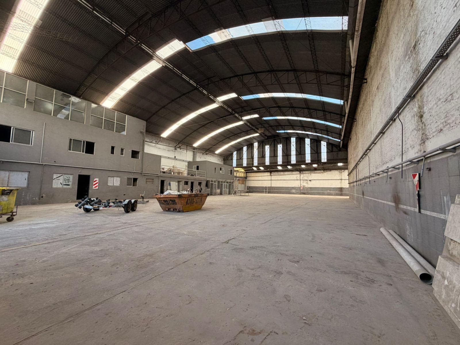 Warehouse in a mixed-use industrial zone for sale and rent