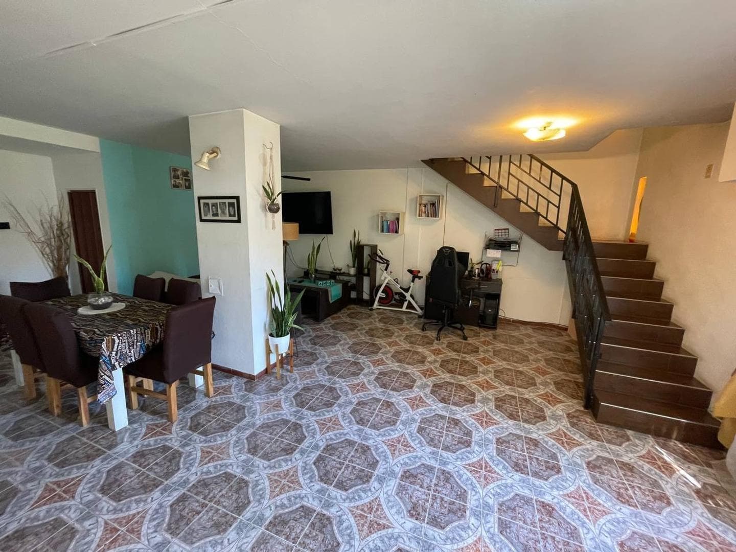 4-room house with a storefront and a large patio in Laferrere