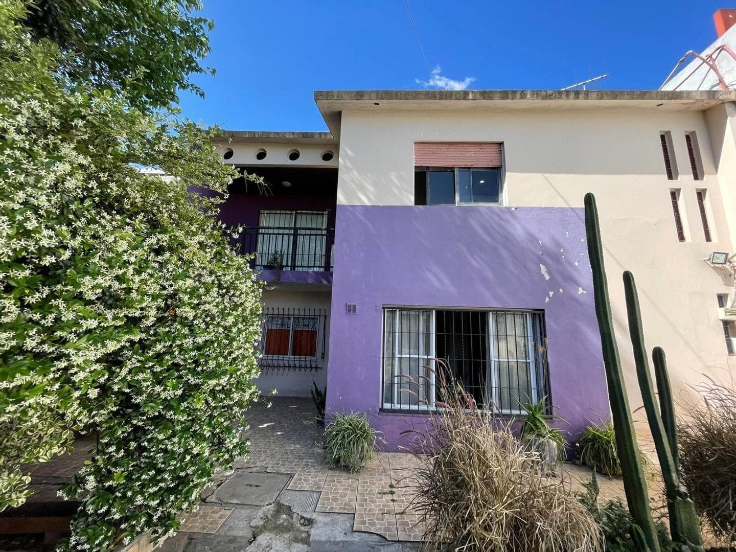 4-room house with a storefront and a large patio in Laferrere