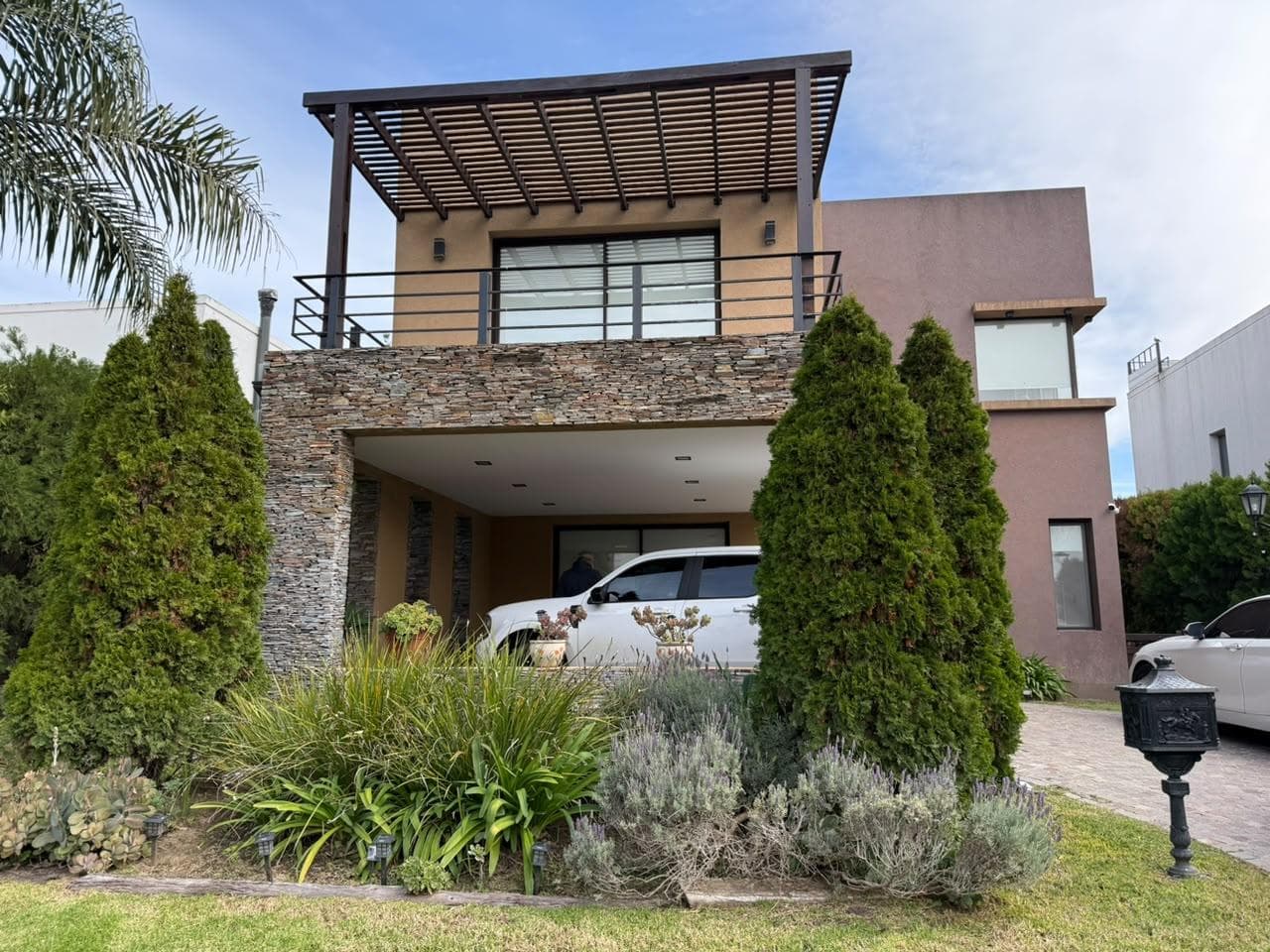 VENTA CASA 5 AMBIENTES DE CATEGORÍA FULL AMENITIES EN BARRIO LOS TRONCOS