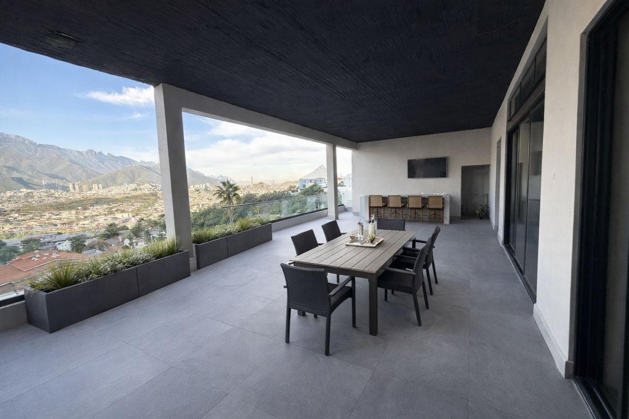 HOME FOR SALE IN THE CONTRY LA ESCONDIDA NEIGHBORHOOD
