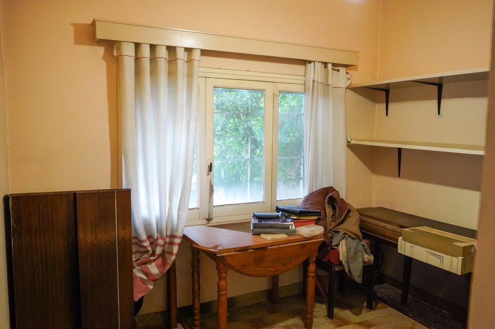 4-BEDROOM HOUSE FOR SALE (NEEDS RENOVATION) - ALANIS NEIGHBORHOOD, CIPOLLETTI