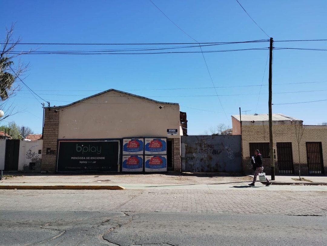 Large lot for sale in downtown Luján