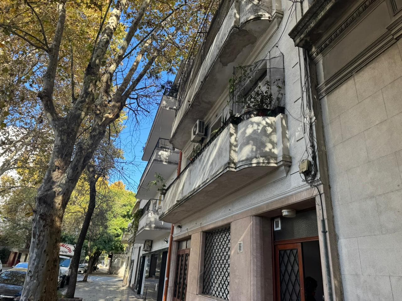 3-ROOM APARTMENT. BATHROOM AND TOILET. BALCONY. STAIR ACCESS. VILLA CRESPO.