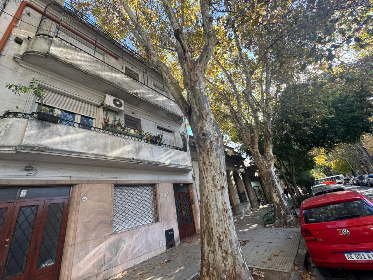 3-ROOM APARTMENT. BATHROOM AND TOILET. BALCONY. STAIR ACCESS. VILLA CRESPO.