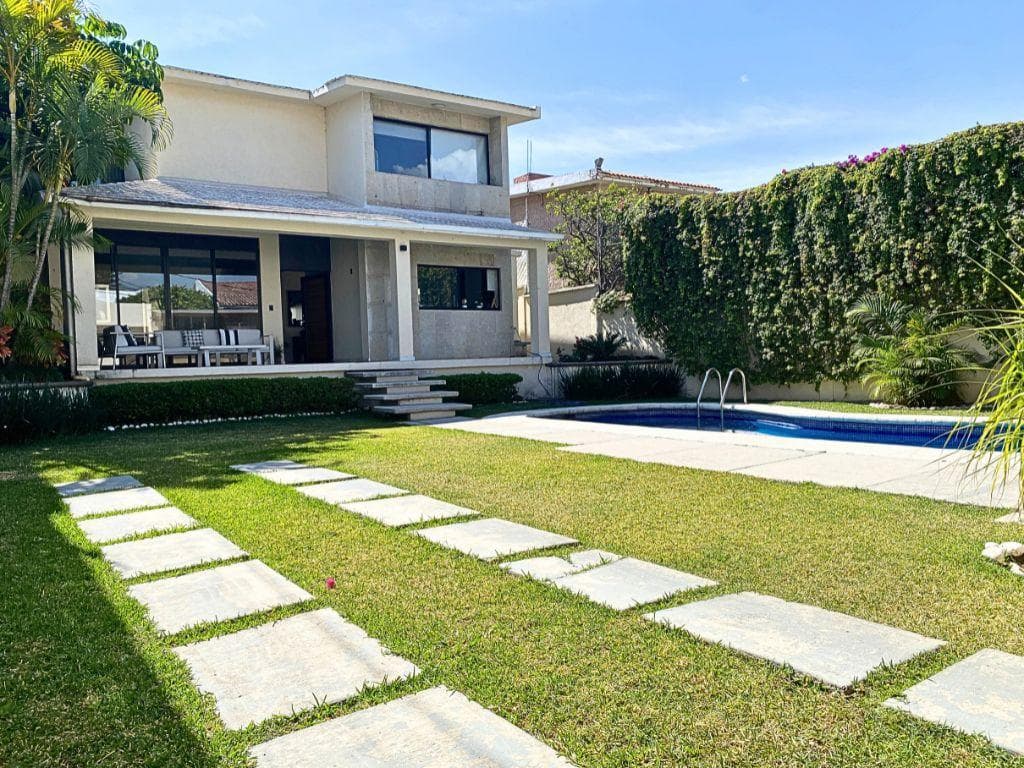House for sale in Reforma, Cuernavaca, in a prime location. .
