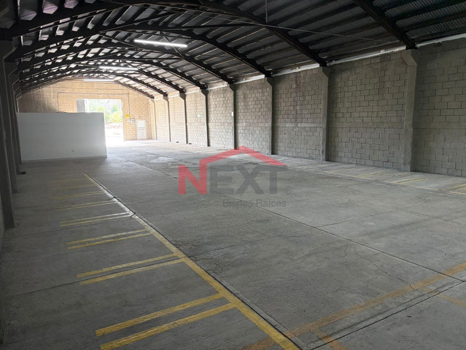 COMMERCIAL WAREHOUSE FOR RENT IN THE COUNTRY CLUB NEIGHBORHOOD