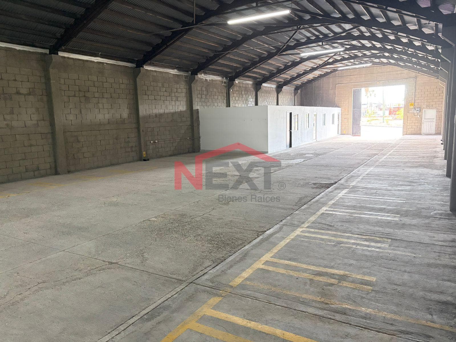 COMMERCIAL WAREHOUSE FOR RENT IN THE COUNTRY CLUB NEIGHBORHOOD