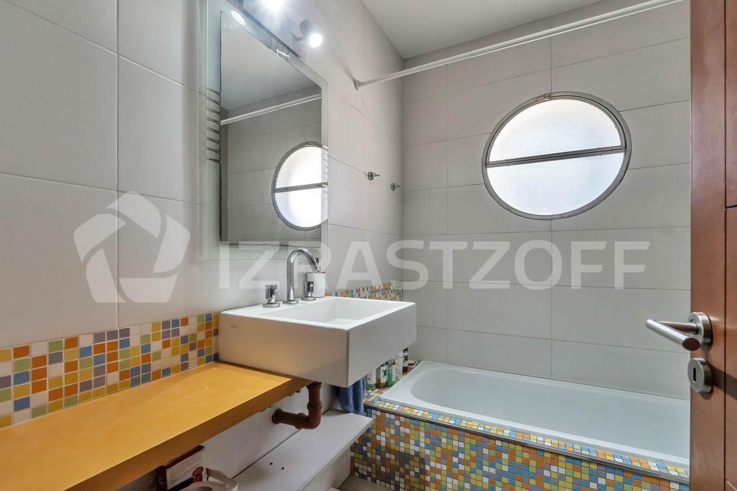 House for sale, 4 bedrooms, office, and garden with a pool.
