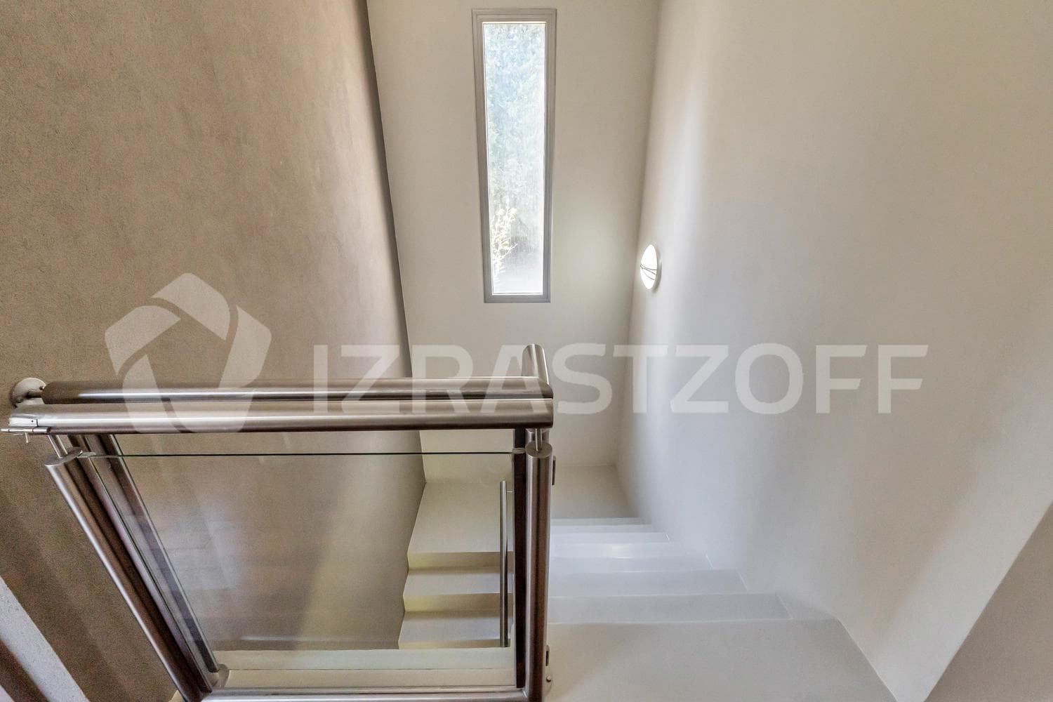 House for sale, 4 bedrooms, office, and garden with a pool.