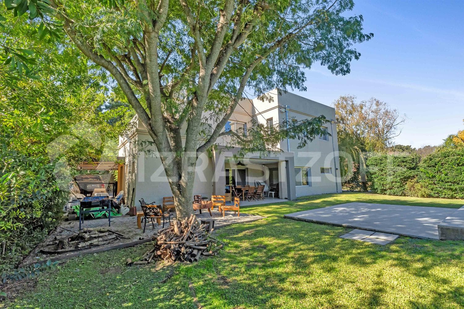 House for sale, 4 bedrooms, office, and garden with a pool.