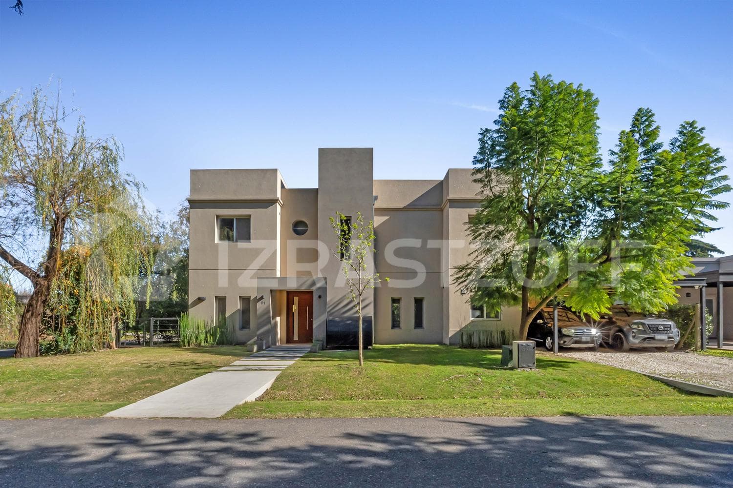 House for sale, 4 bedrooms, office, and garden with a pool.