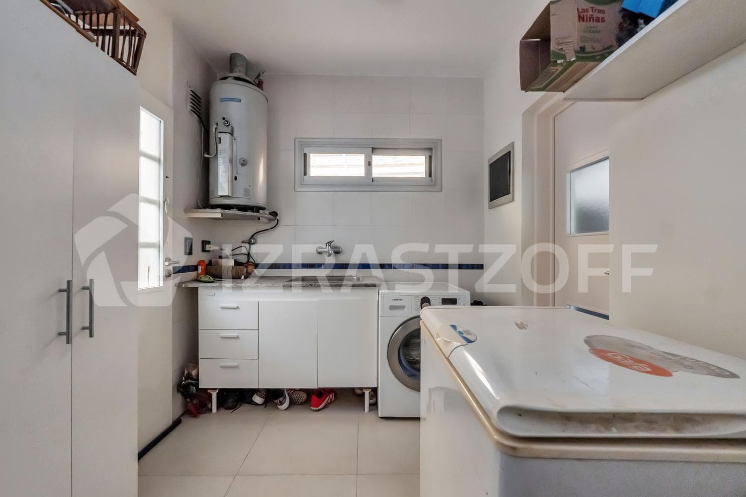 House for sale, 4 bedrooms, office, and garden with a pool.