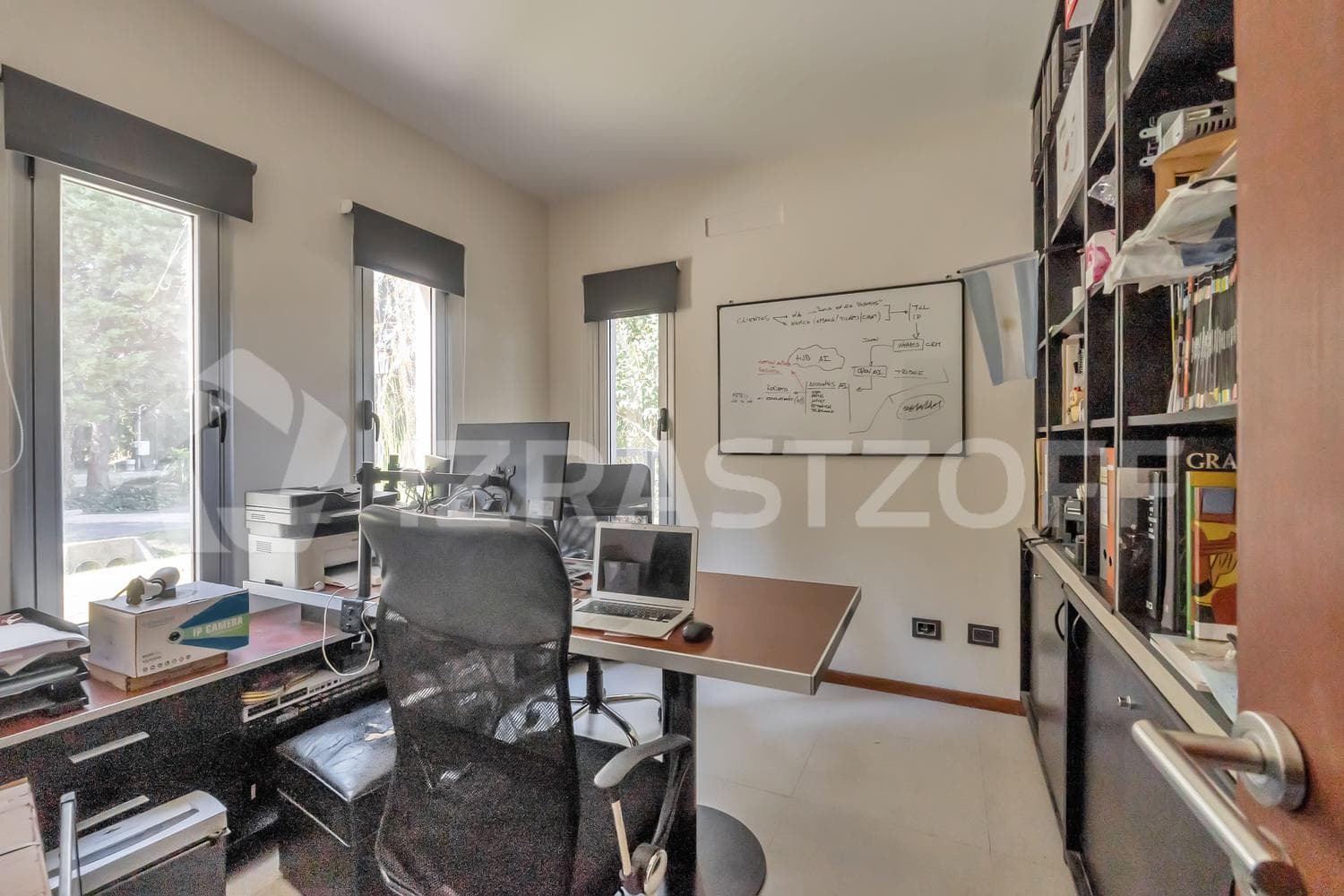 House for sale, 4 bedrooms, office, and garden with a pool.