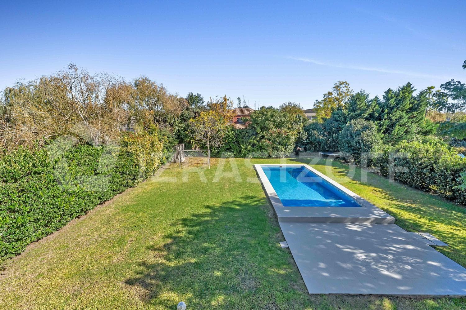 House for sale, 4 bedrooms, office, and garden with a pool.