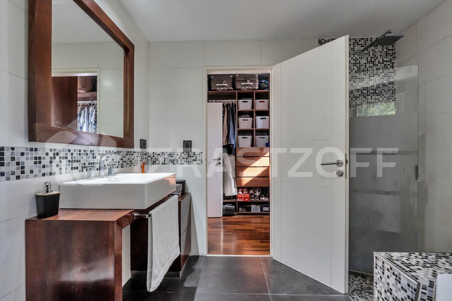 House for sale, 4 bedrooms, office, and garden with a pool.