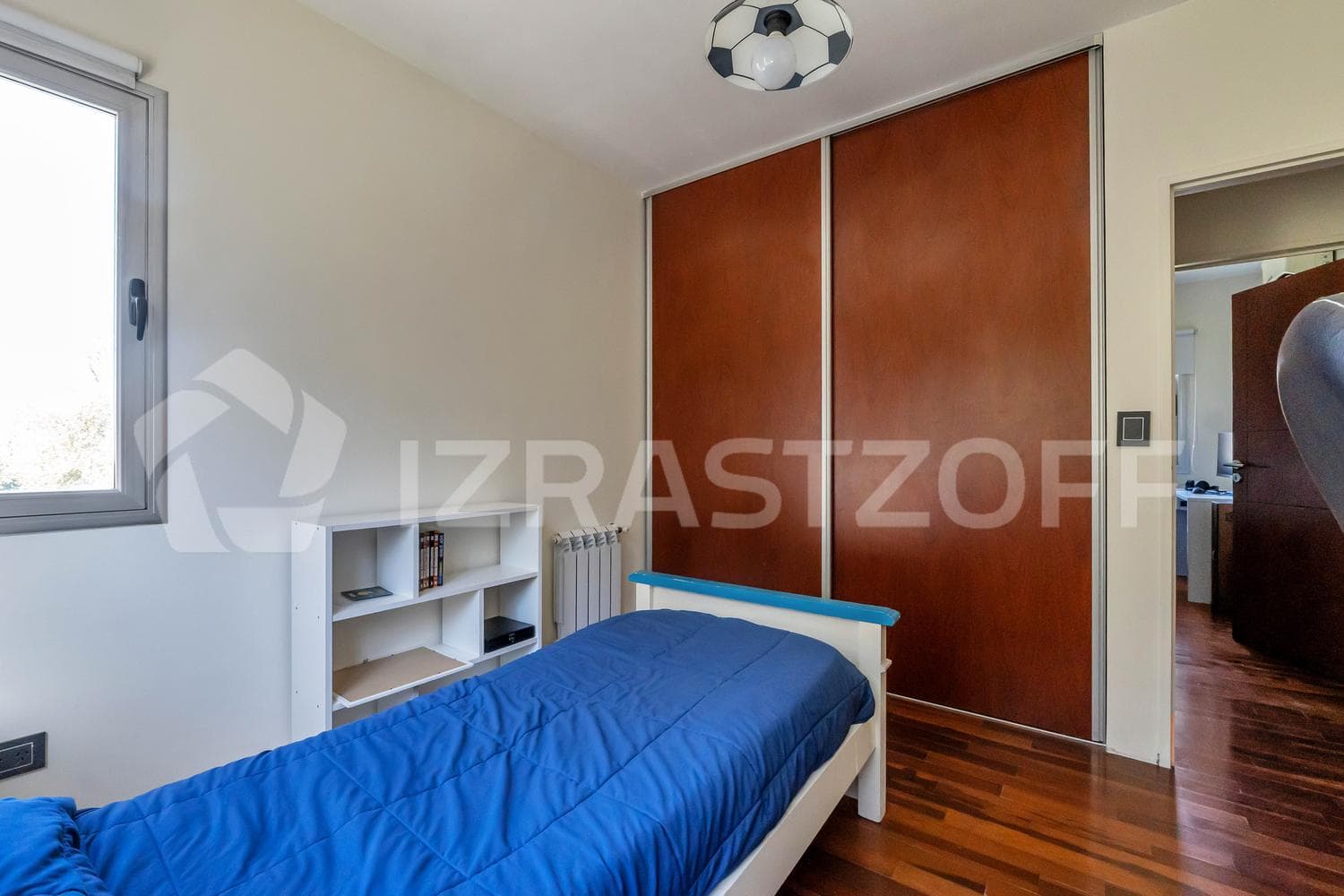 House for sale, 4 bedrooms, office, and garden with a pool.