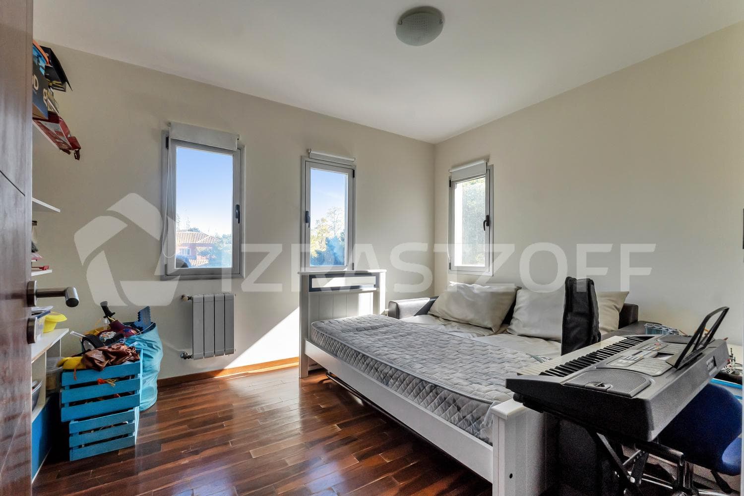 House for sale, 4 bedrooms, office, and garden with a pool.