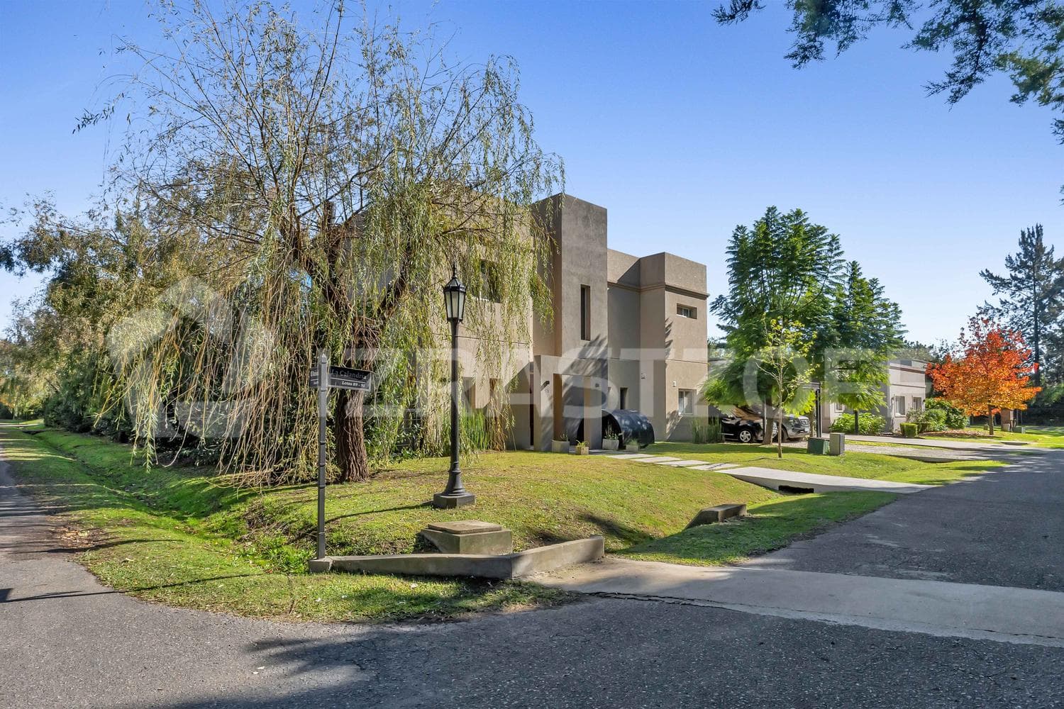 House for sale, 4 bedrooms, office, and garden with a pool.