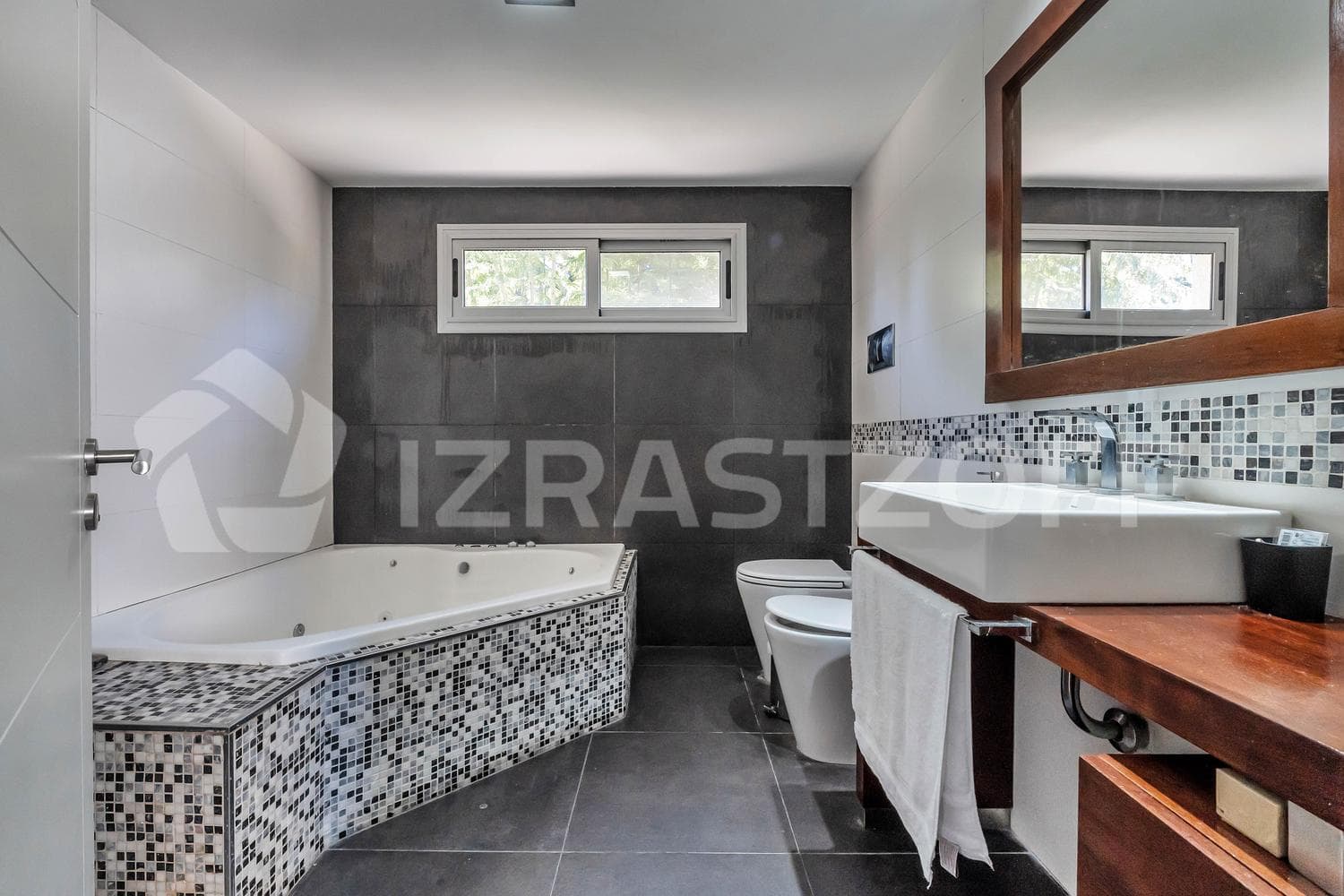 House for sale, 4 bedrooms, office, and garden with a pool.
