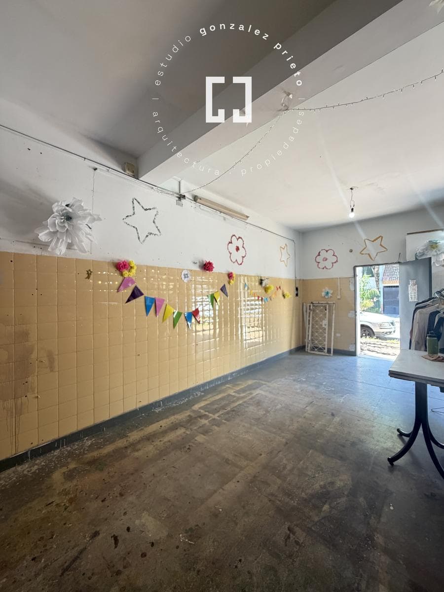 Commercial space/warehouse with excellent potential, fully lit, just a few meters from Laprida, and quick access to the Panamericana