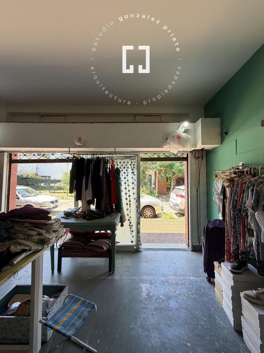 Commercial space/warehouse with excellent potential, fully lit, just a few meters from Laprida, and quick access to the Panamericana