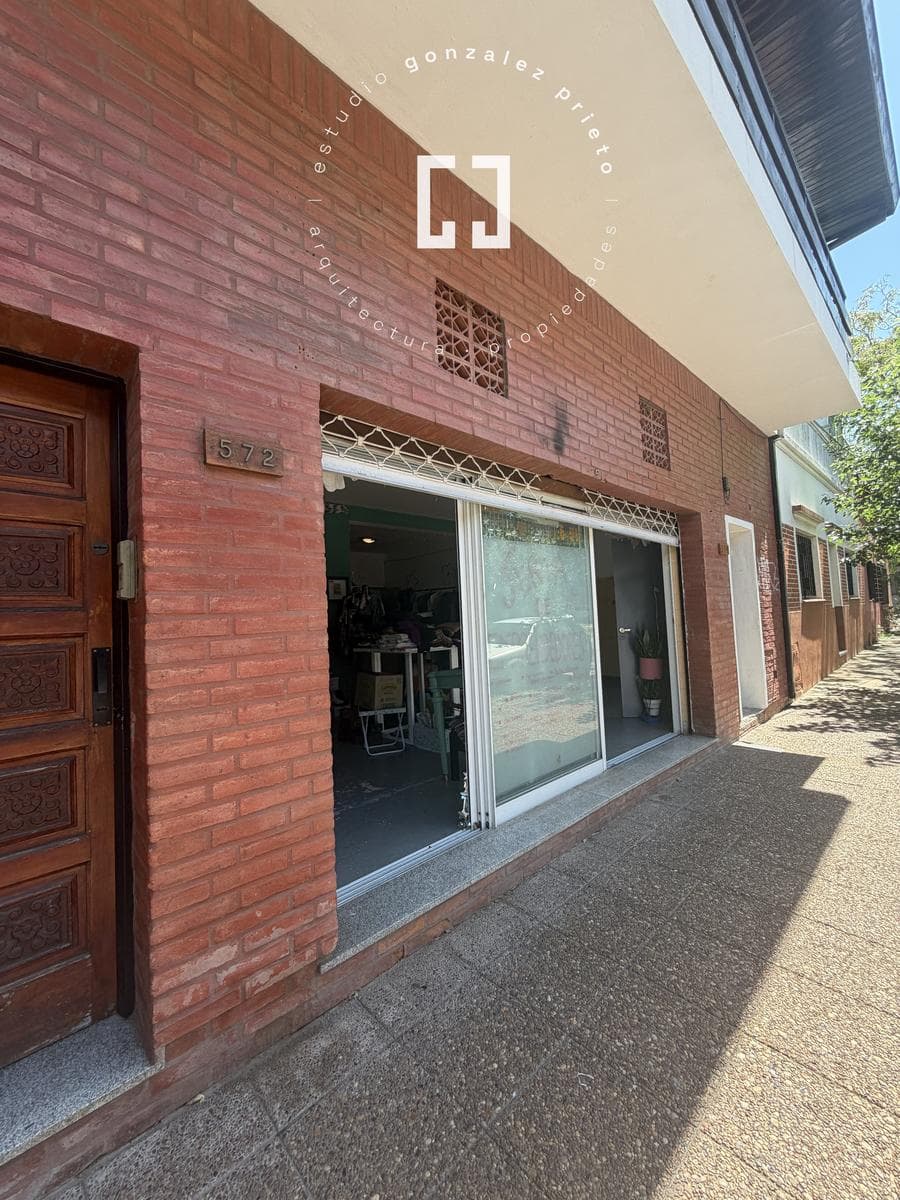 Commercial space/warehouse with excellent potential, fully lit, just a few meters from Laprida, and quick access to the Panamericana