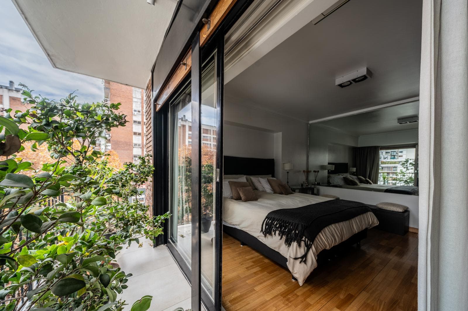 Venta Departamento Barrancas de Belgrano piso alto torre 5 ambientes cochera baulera