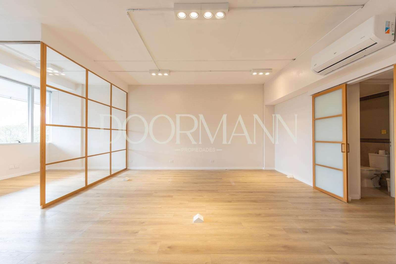 Office for rent, with a sign in front – Nordelta
