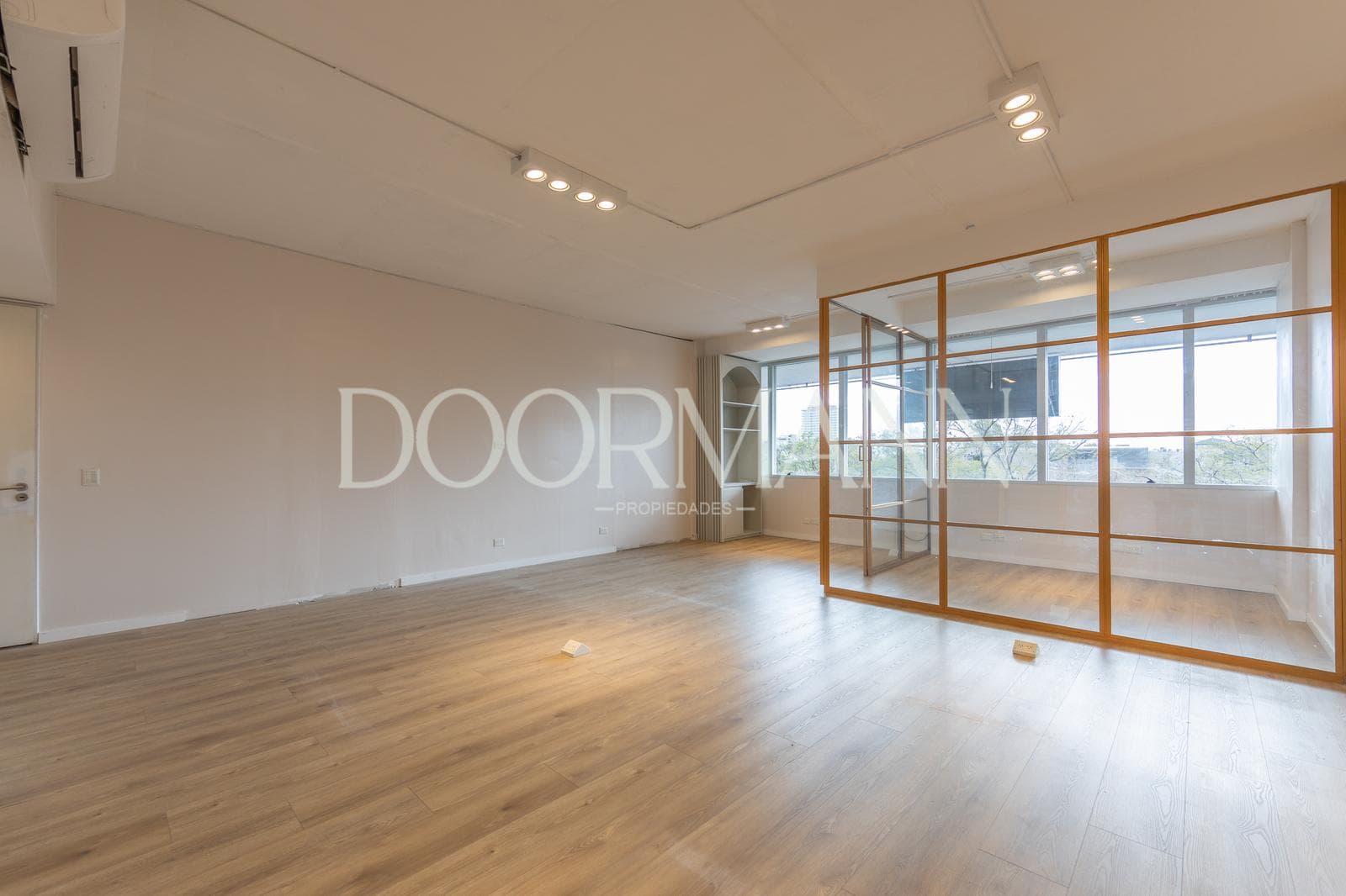 Office for rent, with a sign in front – Nordelta