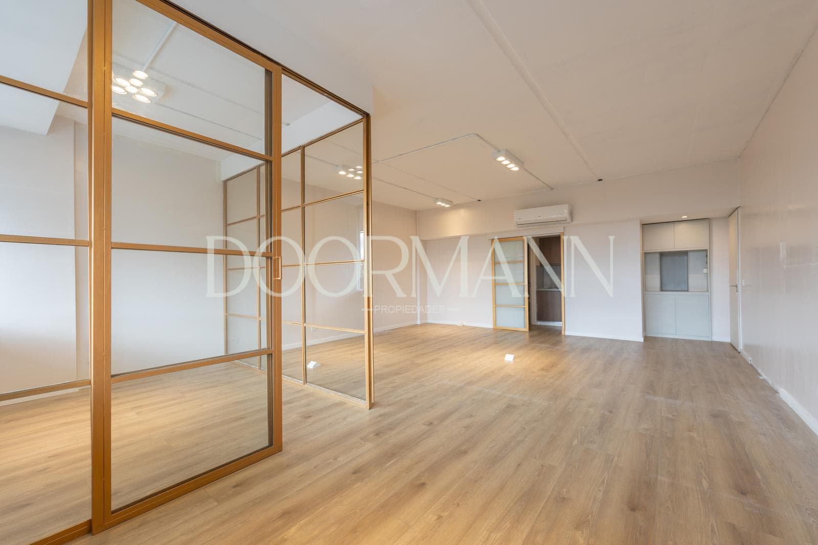 Office for rent, with a sign in front – Nordelta