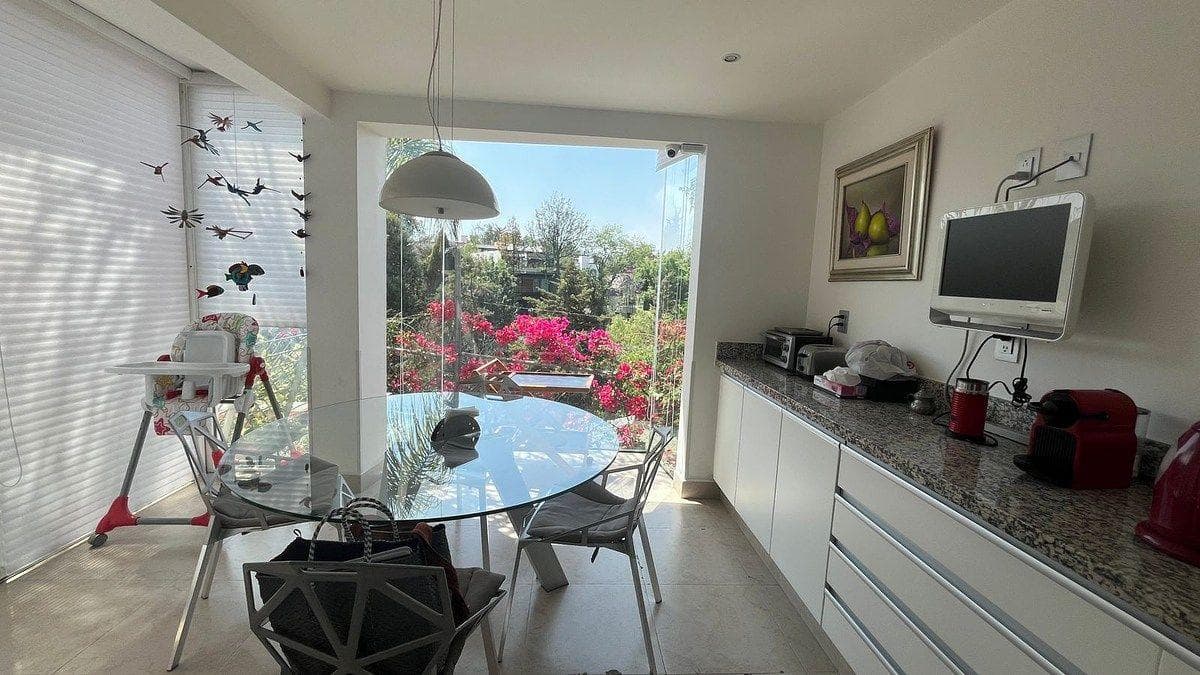 House for Sale in Lomas de Chapultepec with a Terrace, Wine Cellar, and Solar Panels