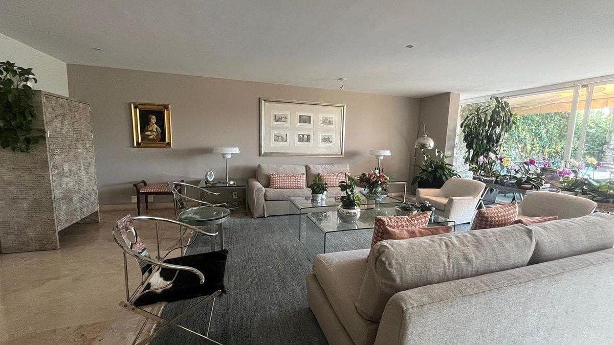 House for Sale in Lomas de Chapultepec with a Terrace, Wine Cellar, and Solar Panels