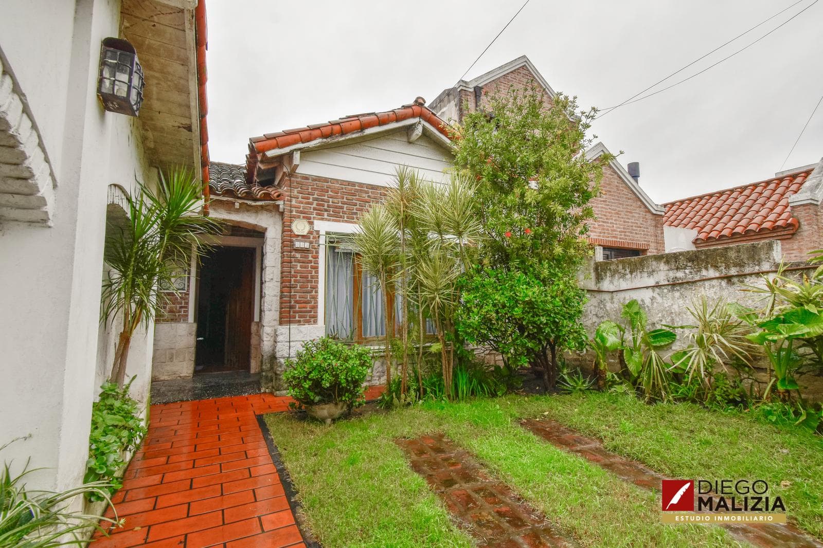 5-room house with a patio, grill, outdoor dining area, and garage for sale in Banfield