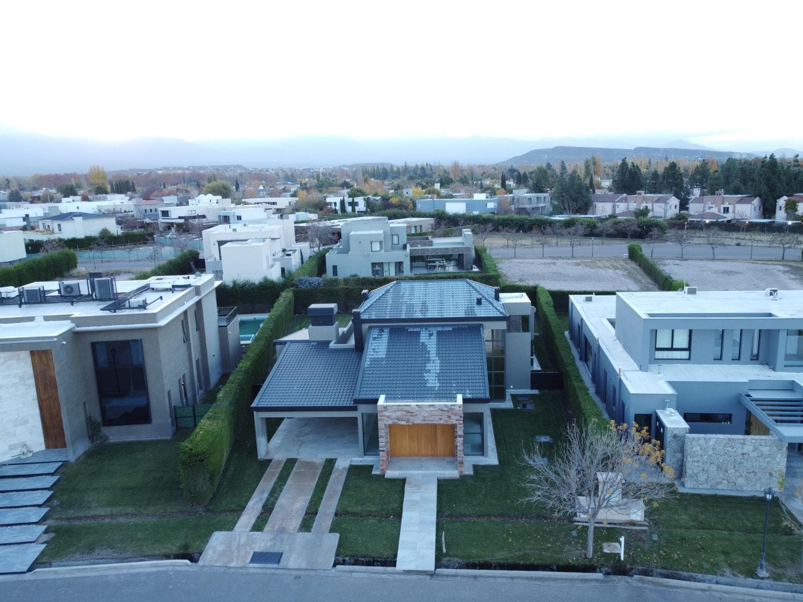 House in the Las Candelas II gated community, Chacras de Coria, Luján, in which