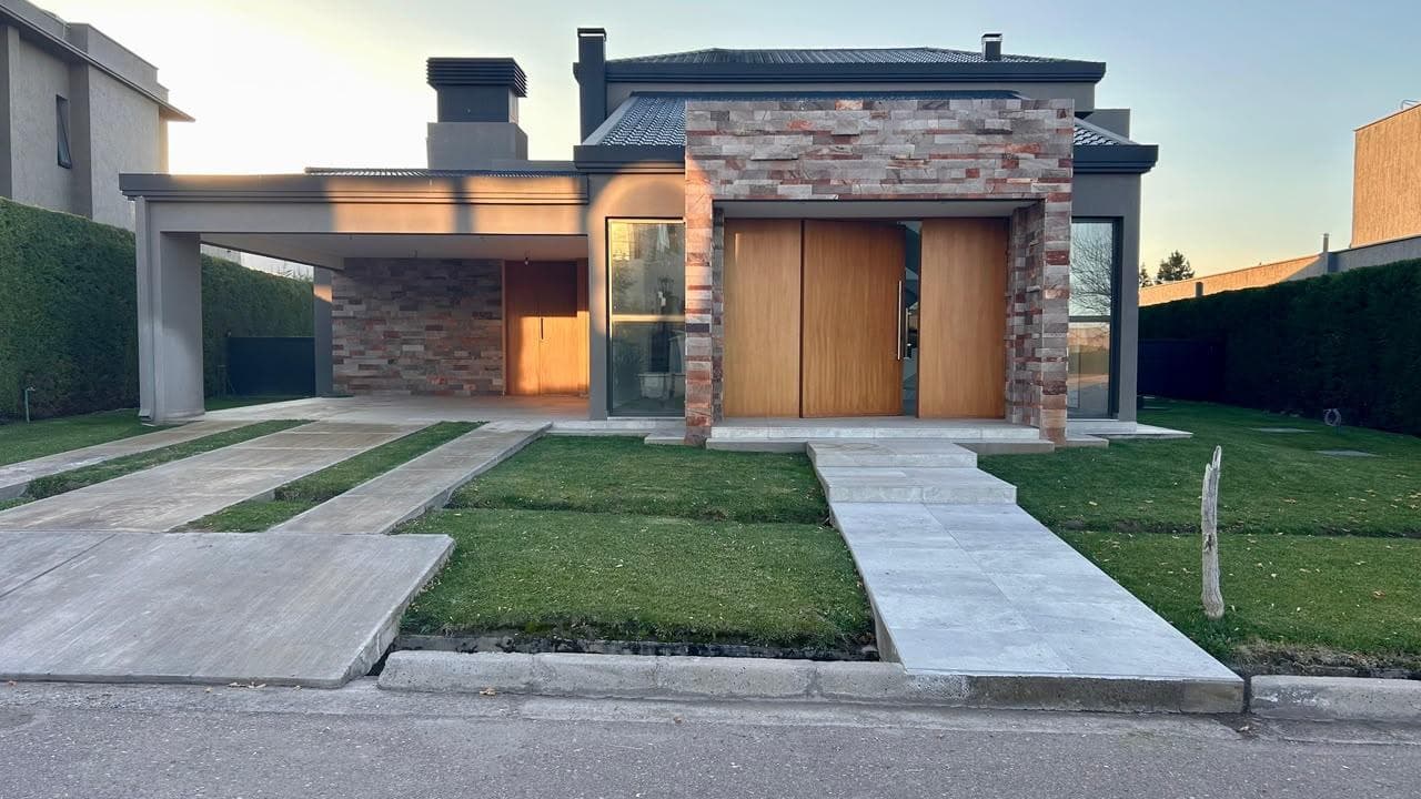 House in the Las Candelas II gated community, Chacras de Coria, Luján, in which