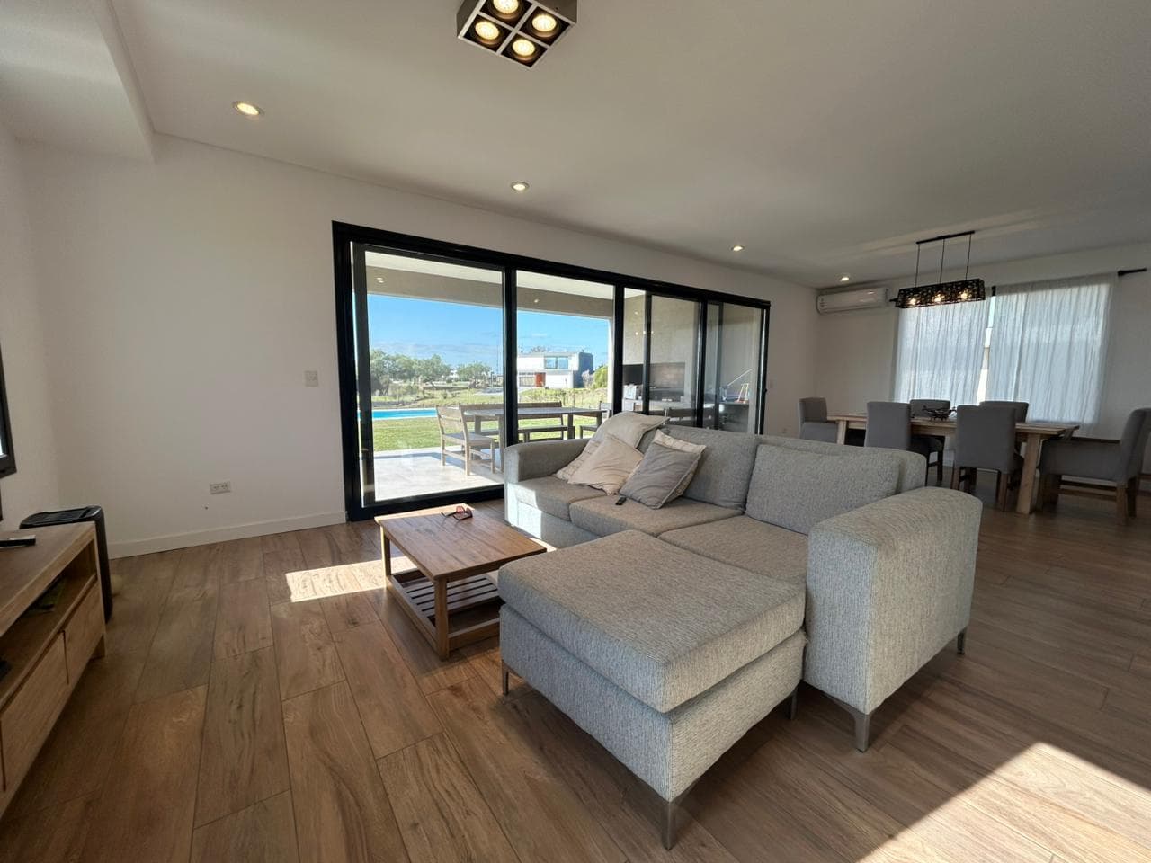 House in El Canton - North of the lagoon GREAT OPPORTUNITY, NORTHEAST-FACING