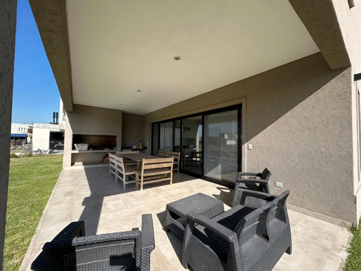 House in El Canton - North of the lagoon GREAT OPPORTUNITY, NORTHEAST-FACING