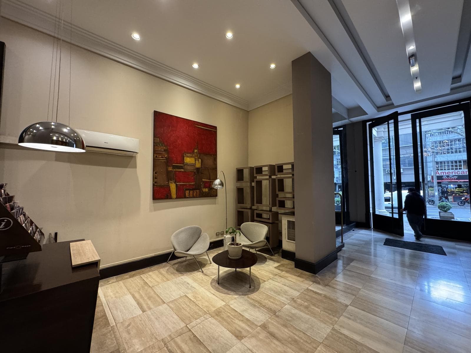 Furnished apartment for rent in Mendoza with a garage.