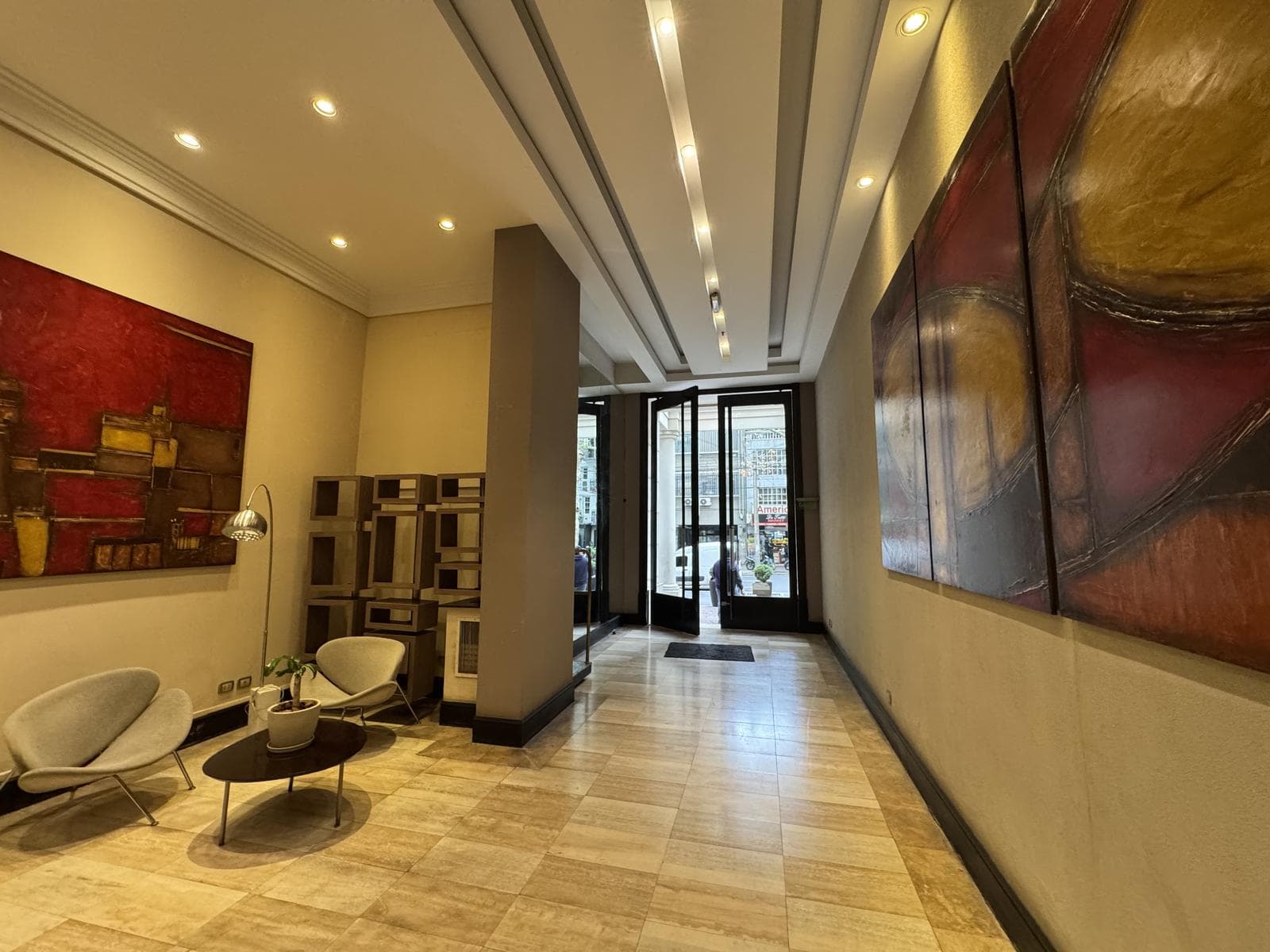 Furnished apartment for rent in Mendoza with a garage.