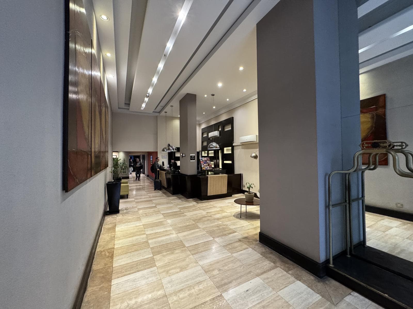 Furnished apartment for rent in Mendoza with a garage.