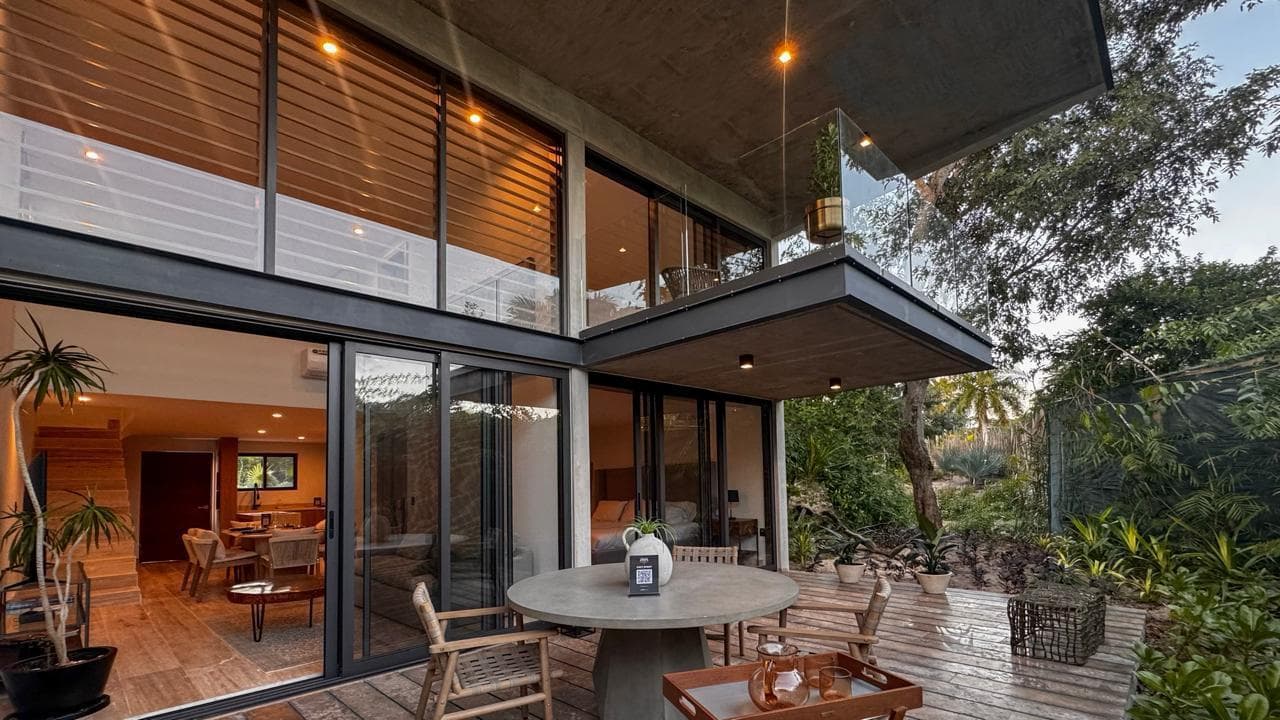 BEAUTIFUL TWO-LEVEL APARTMENT WITH RESORT-STYLE AMENITIES