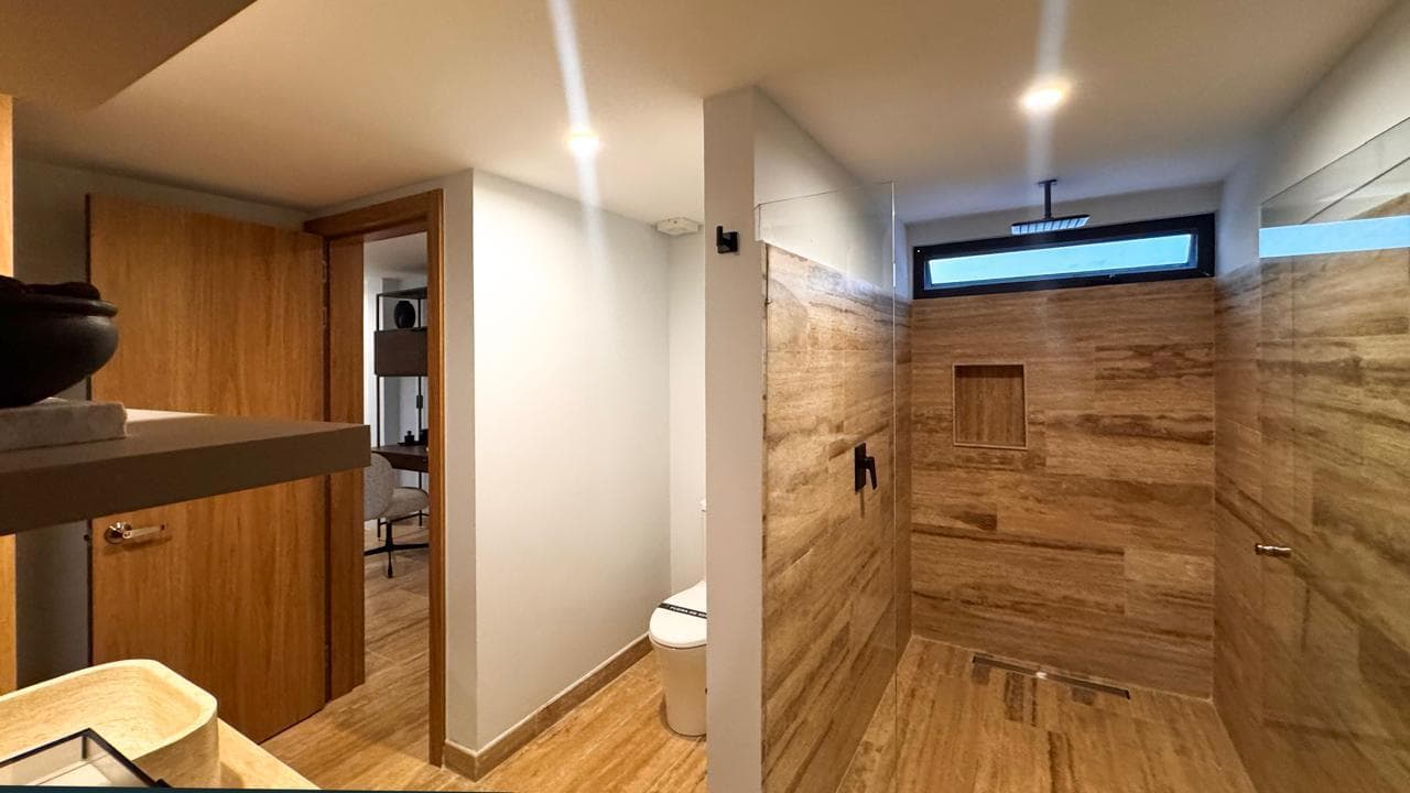 BEAUTIFUL TWO-LEVEL APARTMENT WITH RESORT-STYLE AMENITIES